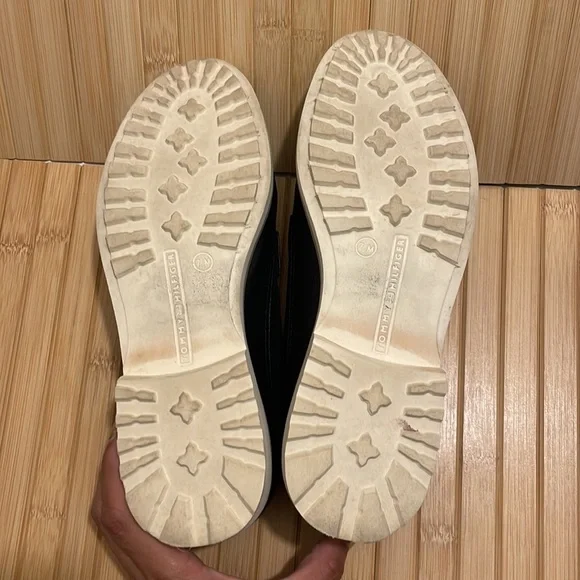 Tommy Hilfiger black leather wing tip flats/shoes, size 7.5 - Picture 3 of 4